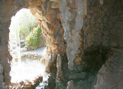 Höhle mit Wasserfall